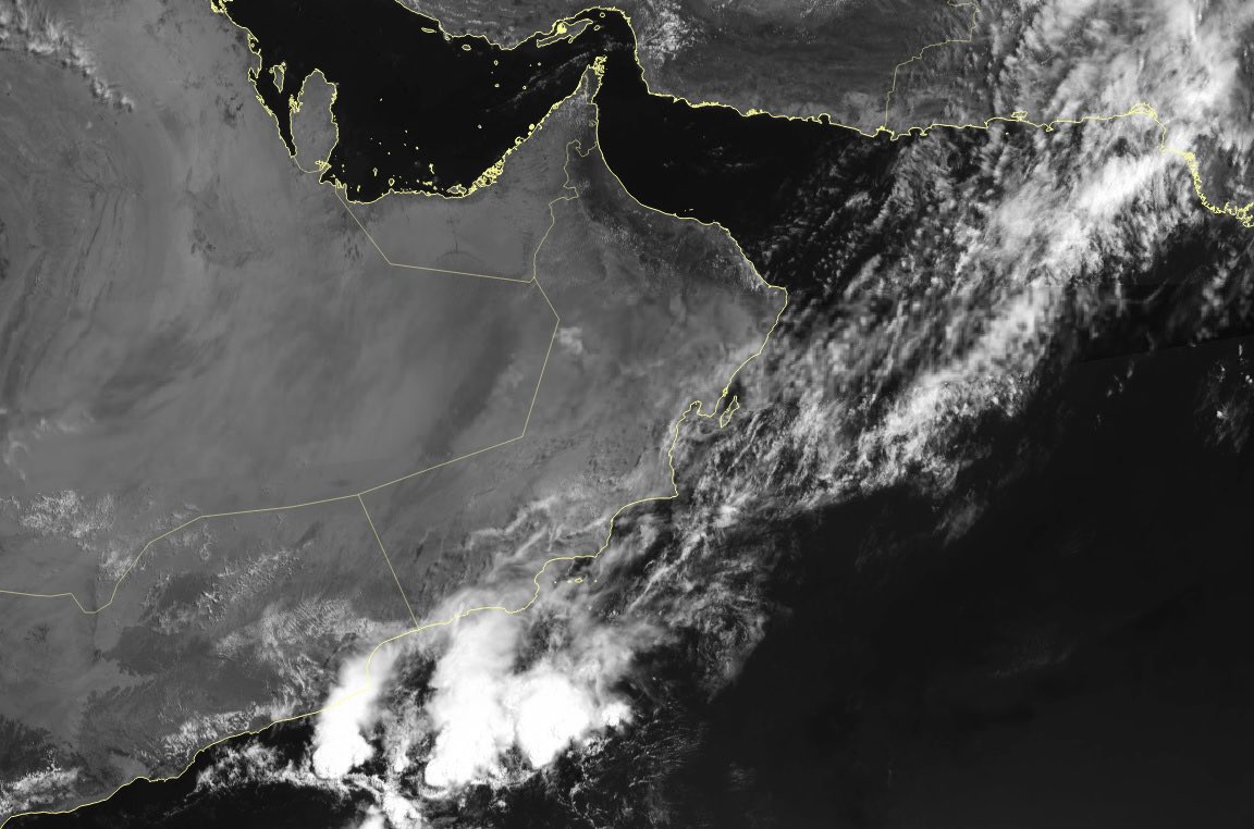 #عاشق_عمان | #الأرصاد_العمانية :

- استمرار تدفق السحب الممطرة على المناطق الساحلية من محافظة ظفار وهطول أمطار متفرقة. 

- بداية تشكل السحب على أجزاء من جبال الحجر مع فرص هطول أمطار متفرقة رعدية أحيانا لاحقًا.
@OmanMeteorology