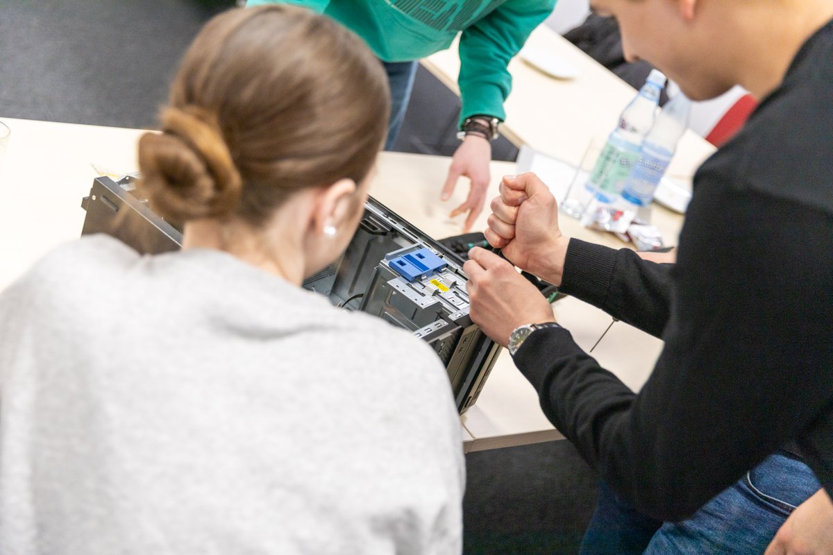 💻 Zum #GirlsDay erhielten von unseren Azubis viele interessierte junge Menschen einen Einblick in die Berufswelt der IT. 🎉 Nach langer Corona bedingter Pause haben wir uns gefreut, endlich wieder in den Austausch mit den ambitionierten Fachkräften von morgen zu kommen.