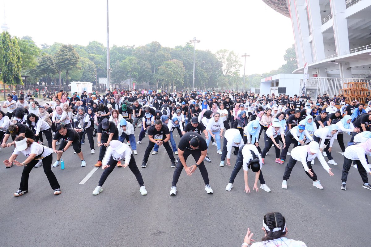 AgusYudhoyono's tweet photo. Sebelum ngantor, pagi ini olahraga bareng teman-teman @kem_atrbpn. Sesekali cari inspirasi dan berdiskusi dengan suasana yang rileks 😀 Terima kasih teman-teman yang datang, mudah-mudahan ini bisa jadi kegiatan rutin kita kedepannya https://t.co/umQlSrdIyL