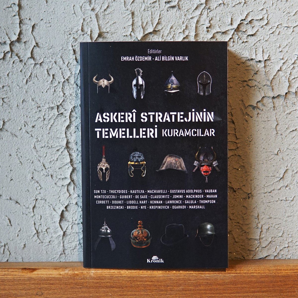 YENİ / Strateji konusundaki bilgi birikimini artırmak isteyen herkes için önemli bir başvuru kaynağı. Güncel uluslararası olaylar ve siyasi gelişmelerle bağlantılı olarak stratejik düşünceyi analiz etmek isteyen okuyucular için vazgeçilmez bir kaynak. kronikkitap.com/kitap/askeri-s…