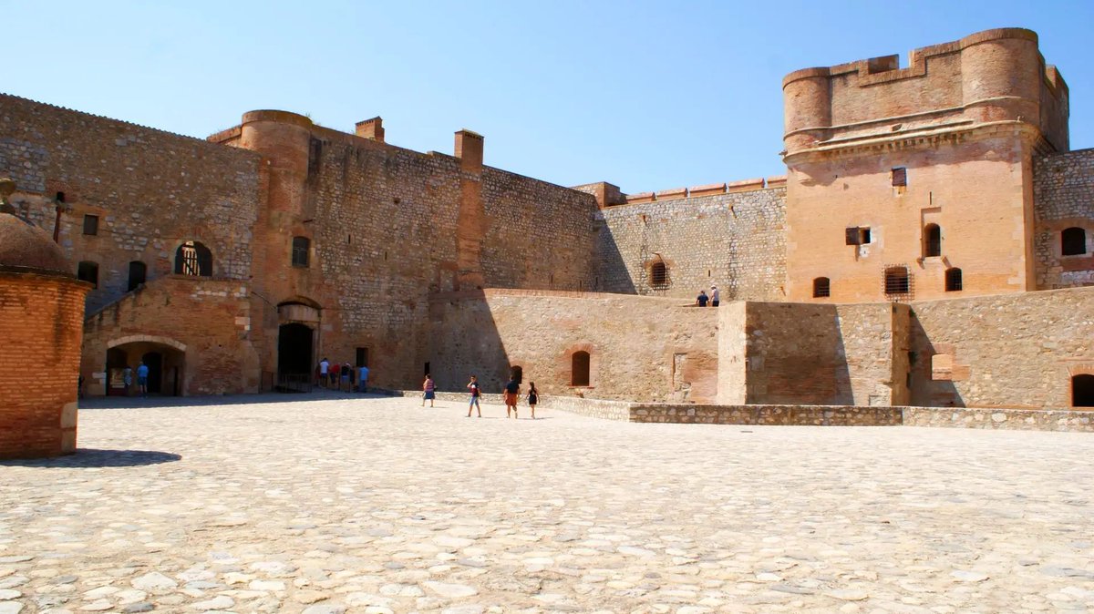 | Fortaleza de Salses: una obra maestra de la arquitectura militar | La impresionante fortaleza de #Salses fue la guardiana del antiguo límite fronterizo entre España y Francia hasta el tratado de los Pirineos de 1659. ¿La conoces?
👉avecesveoviajes.com/europa/francia…