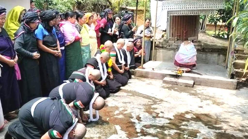 7 Manipuri women shave heads & cycle to historic Kangla, praying for peace amidst crisis

In a poignant demonstration of anguish and determination, 7 women from Manipur embarked on a symbolic journey from Sekmai to the historic Kangla, shaving their heads
imphaltimes.com/news/seven-man…