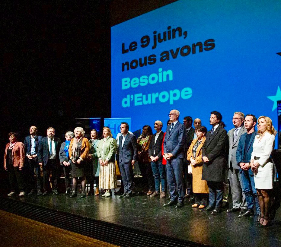 🔵 Retour sur le déplacement d’@EPhilippe_LH hier dans l’Eure ! ⚪️ Au programme : visite d’entreprise, échanges avec de nombreux élus et entrepreneurs de Louviers et Bernay avant une réunion publique #BesoinDEurope avec @SebLecornu, @GillesBoyer, @s_yoncourtin et @JDecerle ! 🇪🇺