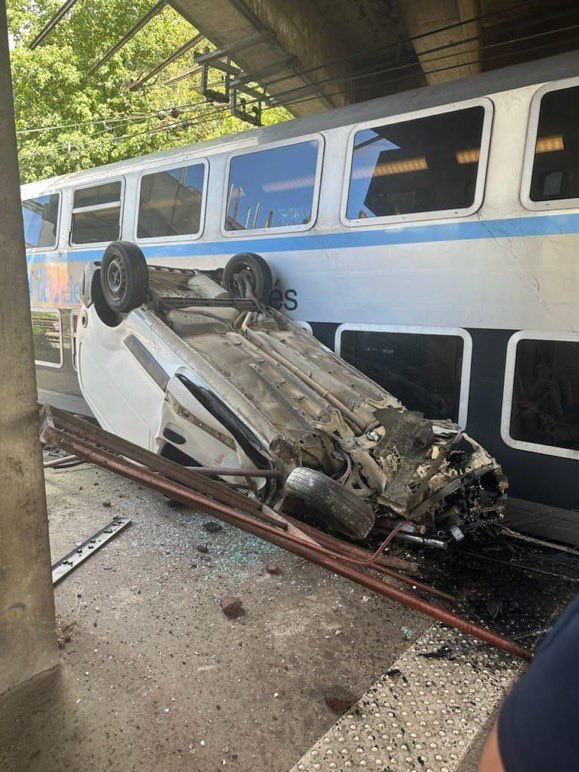 🚨🇫🇷🚊 ALERTE INFO | Une voiture a percuté les barrières de sécurité au-dessus de la voie du RER, avant de chuter de 5 mètres et de s'encastrer dans un RER C qui circulait à Choisy-le-Roi, dans le Val-de-Marne. (Valeurs)