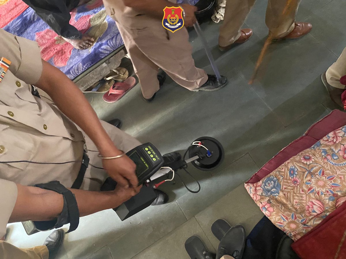 PP_Gurdaspur's tweet photo. Today, Central Jail of District Gurdaspur was thoroughly searched by District Police Gurdaspur in-coordination with the Jail department.

#JailChecking https://t.co/nu97Kui0l2