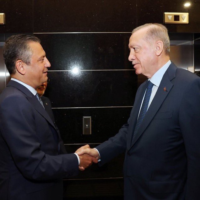 Cumhurbaşkanı Erdoğan (Özgür Özel'in ziyareti): 

'Bu adımın atılmasıyla siyasetin ülkemizde çok daha yumuşama dönemine girdiğini görüyoruz.'