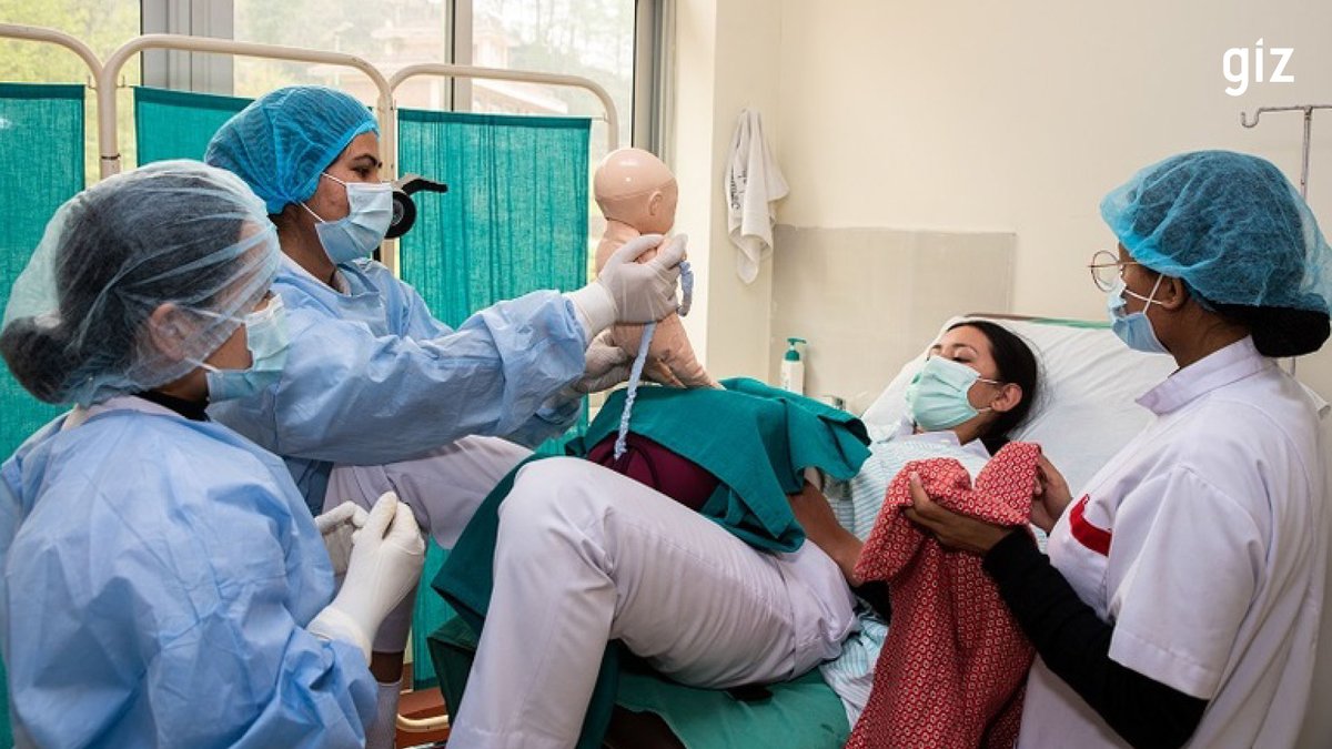 Realitätsnahe Schulungen für Hebammen in Nepal🇳🇵: Simulatoren ermöglichen praktische Übungen und verbessern damit auch die Gesundheitsversorgung von Müttern und Neugeborenen.👩‍🍼 Hier mehr erfahren: giz.de/de/mediathek/F… #Welthebammentag