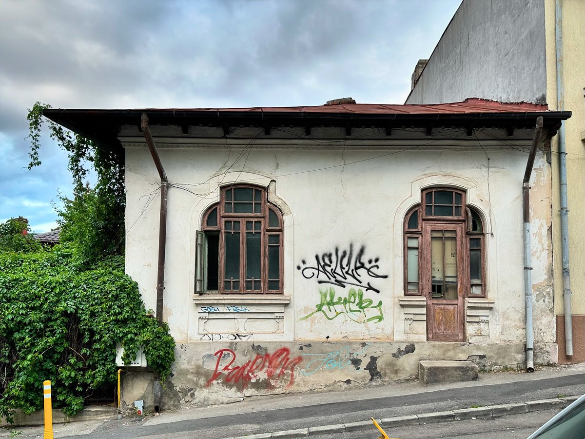 Creative vernacular Neo-Romanian in Matches Factory area of Bucharest, 1920s. #vernacular #neoromanian #bucharest #balkans #southeasteurope #casedeepoca #valentinmandache