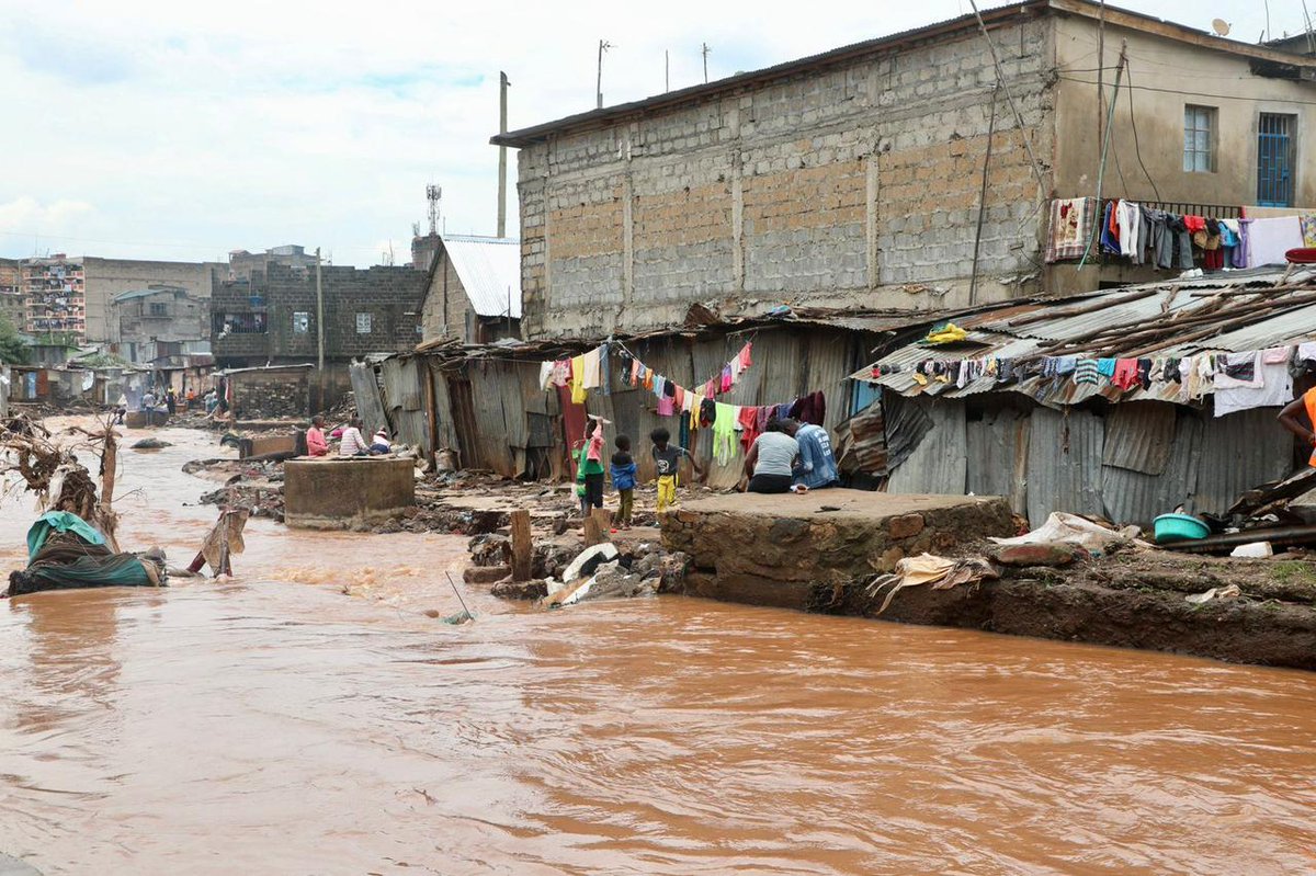 Thousands of people, including children, have been affected by deadly El Niño-intensified floods in #Kenya. Urgent action is needed to support affected families. Very grateful to colleagues at @UNICEFKenya & partners for their response in affected communities & counties.