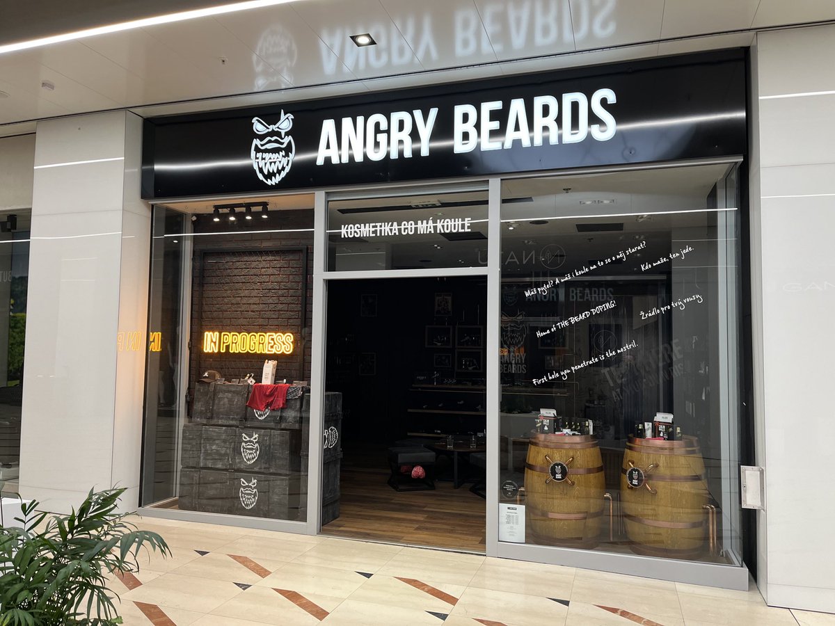 Nejprve jsem na ⁦<a href="/AngryBeardsCZ/">Angry Beards</a>⁩ v Myslbeku v říjnu nainstaloval DiBondové desky s ⁦<a href="/_tomas_zika/">Tomáš Zíka</a>⁩ ⁦@proveduprace⁩ abych je o půl roku později vyměnil za světelku s ⁦<a href="/howskadc75/">Pobíječ pomalejších much</a>⁩