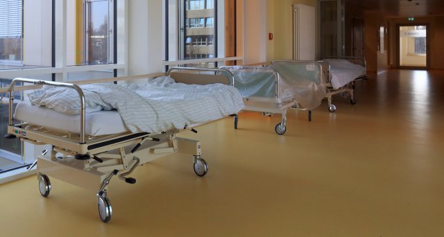 Gutachten empfiehlt Bettenabbau an Thüringer Krankenhäusern: Erfurt – Thüringen soll nach Experteneinschätzung die Zahl der Krankenhausbetten verringern. Dass im Jahr 2022 nur rund 65 Prozent der Klinikbetten ausgelastet waren, sei „ein klares Indiz… dlvr.it/T6MXg3