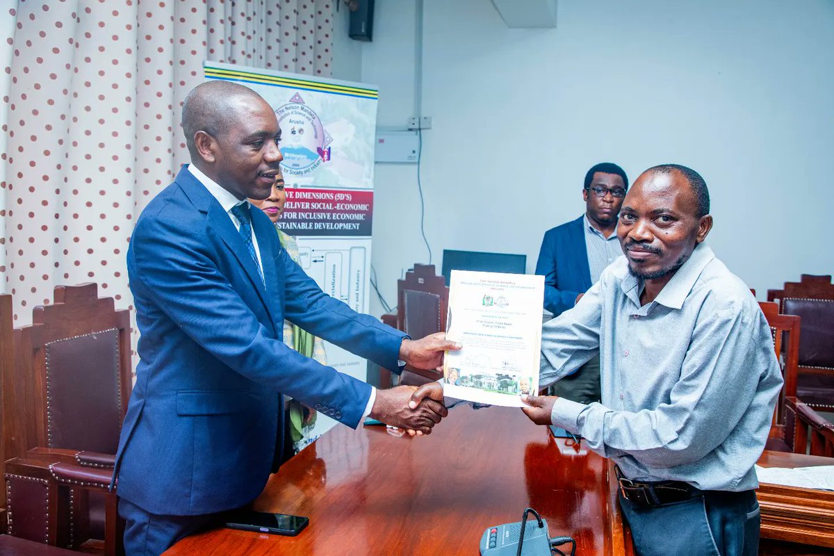 NM_AIST's tweet photo. On May 3, 2024, Prof. Maulilio Kipanyula, Vice Chancellor, awarded certificates and cash prizes to the Best Workers of the Institution for 2024. Congratulations to all for their commendable performance #Recognition #BestWorkers https://t.co/p6V8P11Xoo