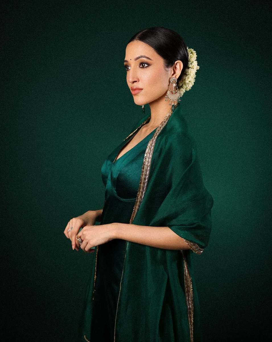 Effortlessly chic, @iamnehashetty dazzles in a dark green outfit paired with a beautiful gajra. 😘💞

#Nehashetty #Radhika #GangsOfGodavari #TilluSquare #Ragalahari