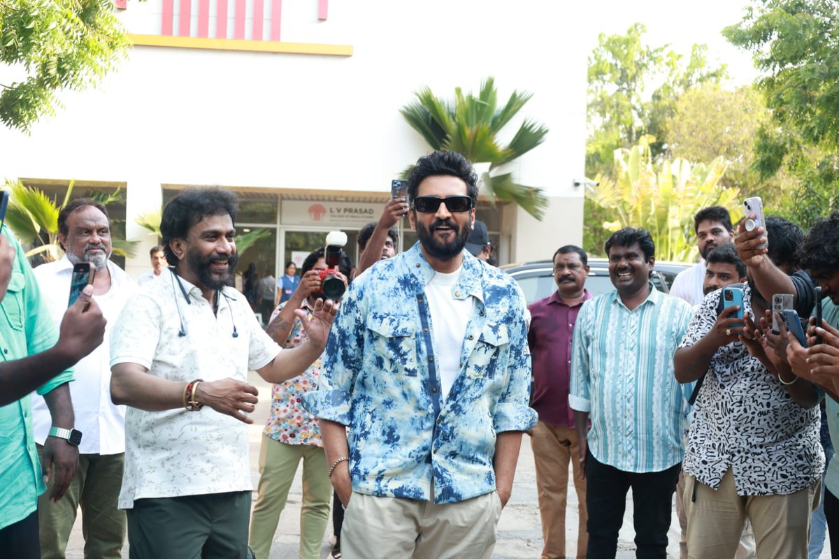 Super talented @iamsanthanam arrives at the #IngaNaanThaanKingu Press Meet! 

#IngaNaanThaanKinguPressMeet 
#IngaNaanThaanKinguFromMay10 

#GNAnbuchezhian @Sushmitaanbu @gopuramfilms  
@Priyalaya_ubd @dirnanand @immancomposer @Bala_actor @actorvivekpra #ThambiRamaiah #Munishkanth…