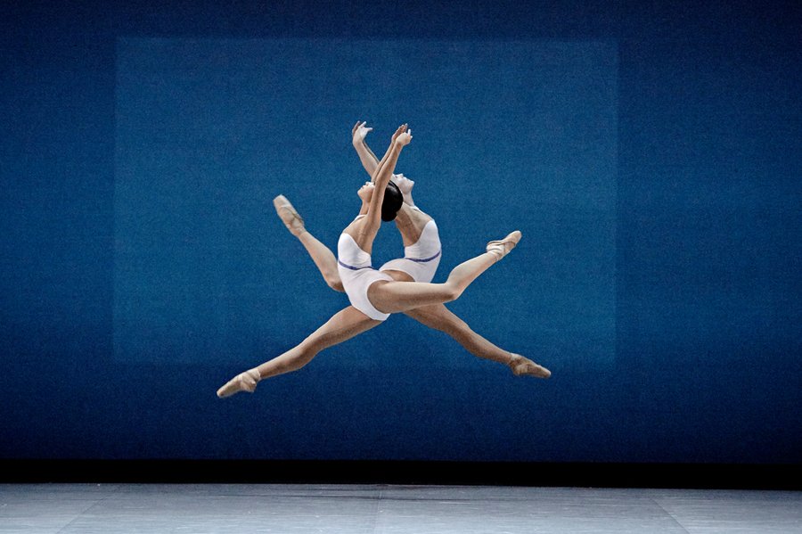MEDITERRÁNEO CANADIENSE Les Grands Ballets Canadiens llevan esta noche al Teatro Arriaga, de Bilbao, su versión de ‘Cantata’. Te lo contamos… susyq.es/danza-news/214… @TeatroArriaga