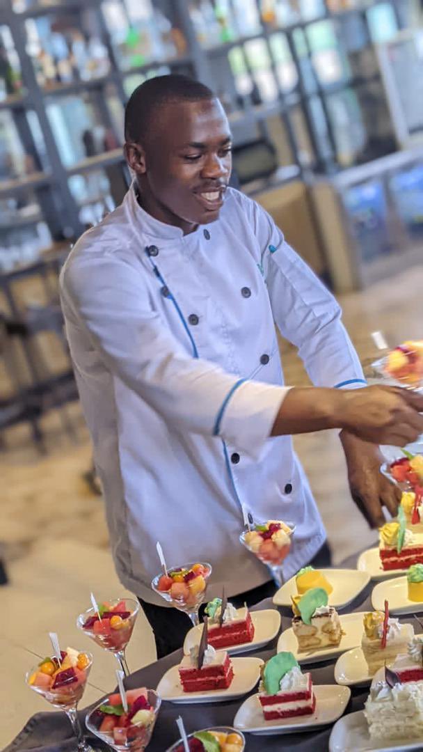 Meet our extraordinary chef, Matabaro🍽️ Specializing in international cuisines, he began his culinary journey in 2017, inspired by his mother's culinary legacy. With big dreams of becoming an international chef, Matabaro is cooking up a storm 🎉🥂