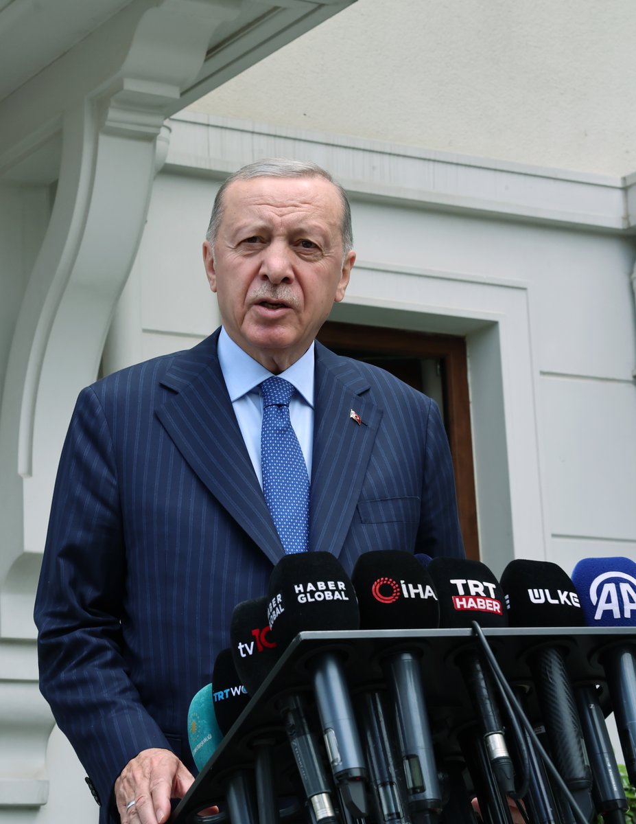 Cumhurbaşkanımız Recep Tayyip Erdoğan, cuma namazını Üsküdar'daki Çilehane Camii'nde kıldıktan sonra basın mensuplarına açıklamalarda bulundu.
