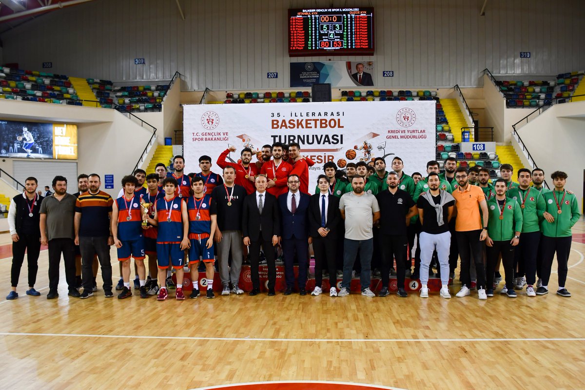 📆 Kredi ve Yurtlar Spor Oyunları kapsamında gerçekleştirilen ev sahipliğini yaptığımız Basketbol Grup Müsabakaları sona erdi.🌟 Başarılı sporcularımıza ödülleri takdim edildi. 🏆🏅 📍Şehit Turgut Solak Spor Salonu #KYGMSporOyunları @OA_BAK @gencliksporbak