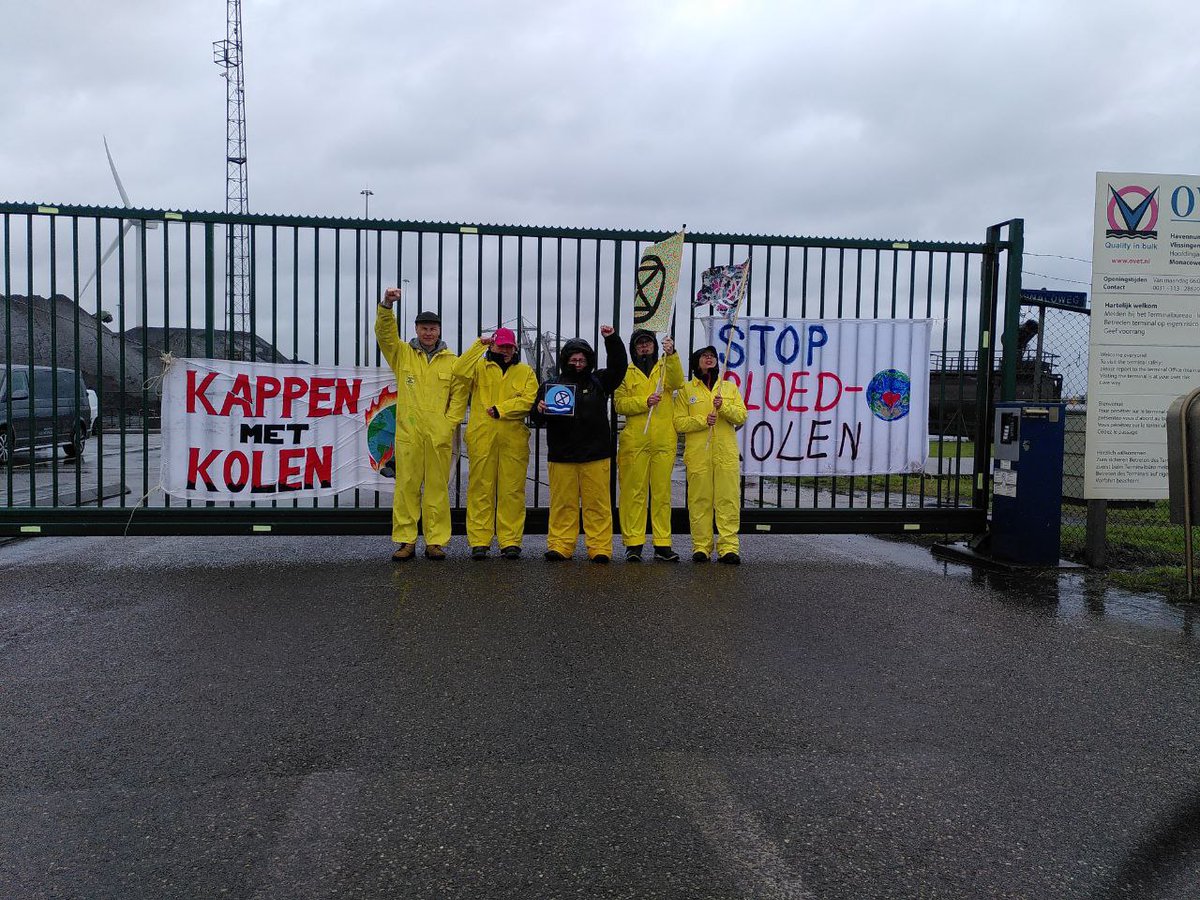 Op dit moment blokkeren we de overslagterminal van Ovet in Vlissingen om te eisen dat er een eind komt aan de invoer van steenkool. steenkool is de meest vervuilende van alle fossiele brandstoffen.