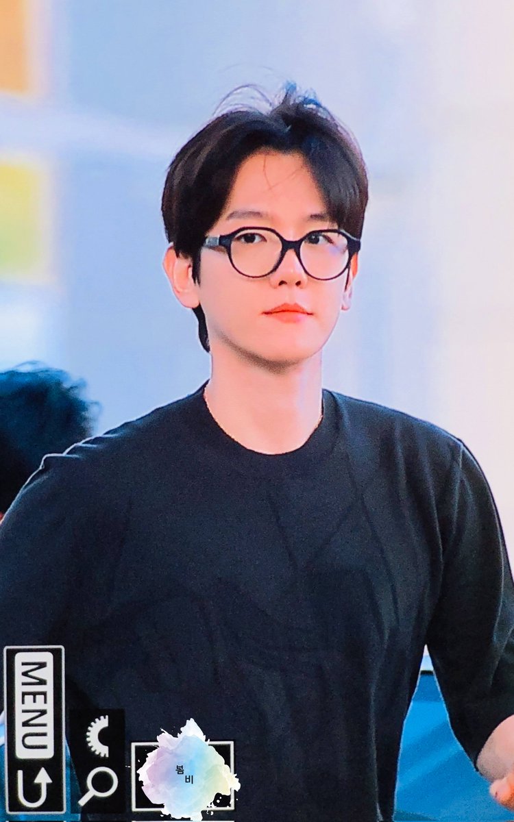 can someone write a fiction of this baekhyun as a university boy who's so popular and ppl thirst over him?