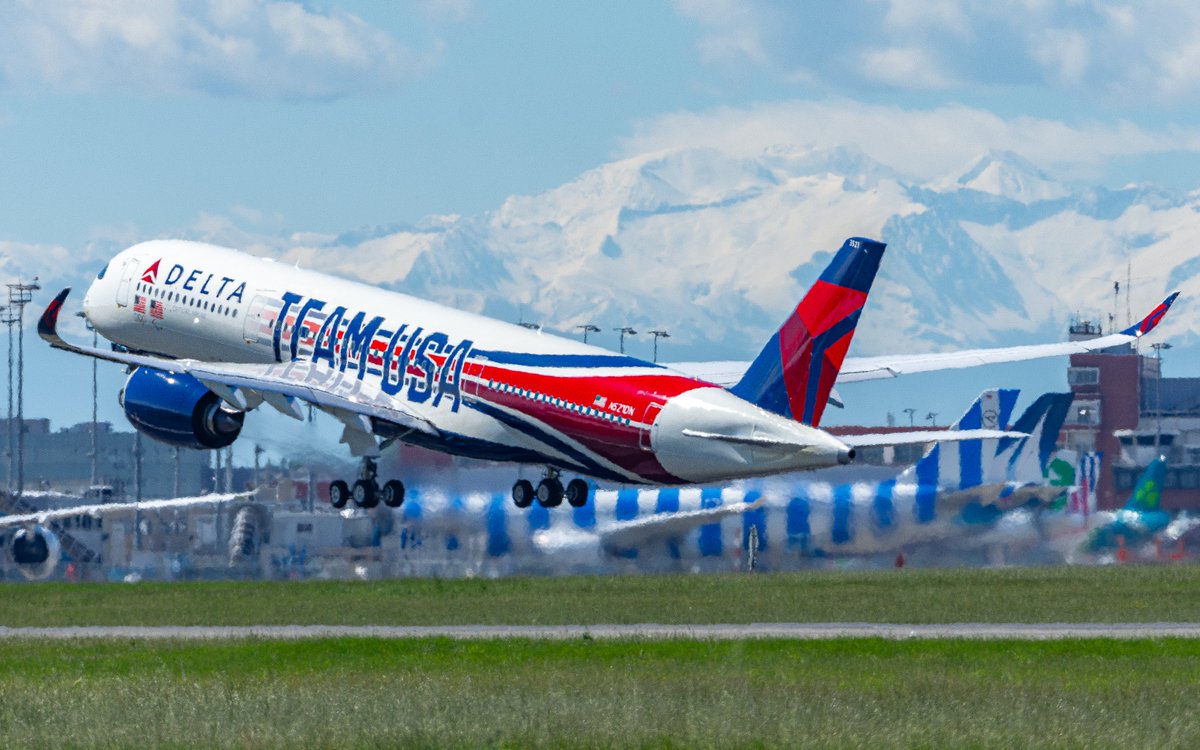 Départ de l'@Airbus #A350 de @Delta avec la livrée 'Team USA' direction Atlanta, avec la chaine des Pyrénées en fond 🏔️
#TeamUSA #Deltaairlines #Airbus #N521DN