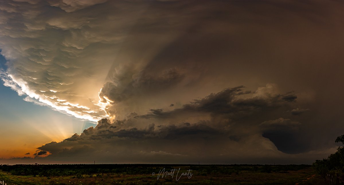 Sunset behind the massive supercell that spawned a destructive tornado near Hawley, Tx yesterday evening. #txwx
