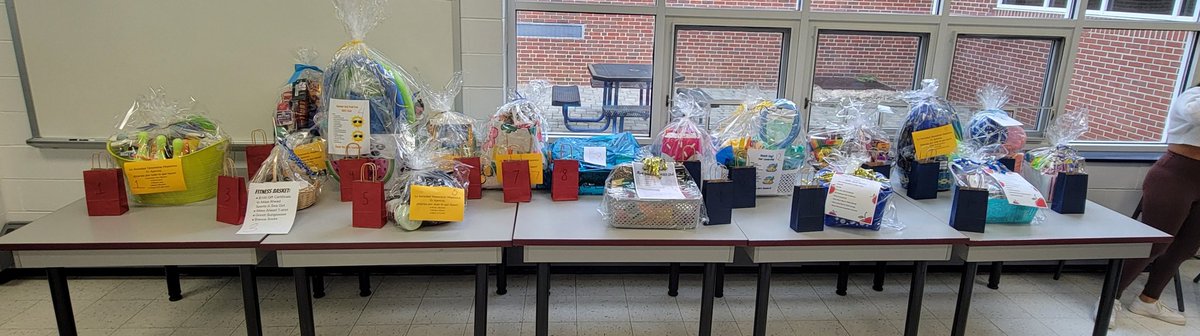 Thank you @FBHSColonials Peer Leaders who helped me set up for the Teacher Appreciation Week Gift Basket Raffles! Thank you to all the clubs that donated a basket! #BoroPride #TheRegional