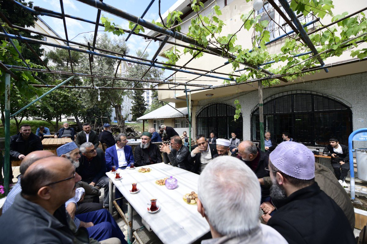 Cuma namazı sonrasında komşularımızla selamlaştık. Allah muhabbetimizi daim etsin. 📍 Fevzi Çakmak Fatih Camii