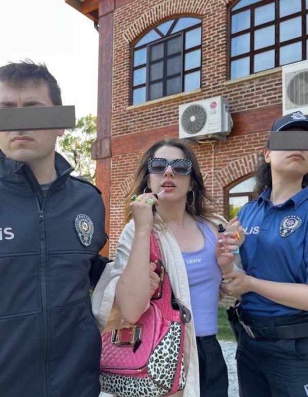 Critical support to Turkish and Georgian women in putting on lip gloss while not giving a fuck about the police