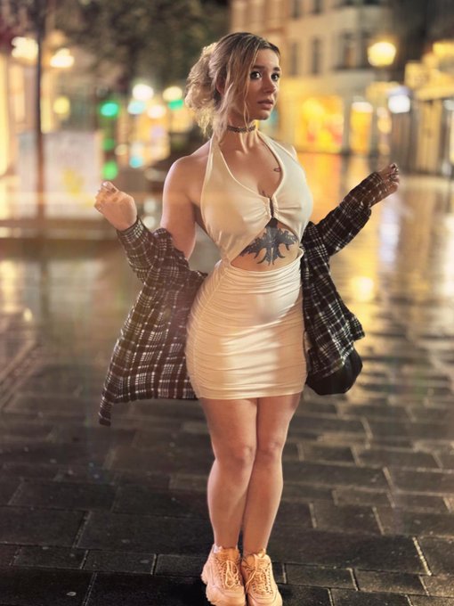 mir ist kalt. wer kann mir seinen hoodie leihen? 👉👈 https://t.co/SbLwNqKndP