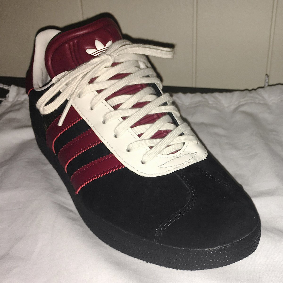 Today's shoe lacing photo was contributed by Seth P. in Mar-2018. Maroon, black & white Adidas Gazelles laced with white “Over Under Lacing”.
#maroon #black #white #adidas #gazelle #adidasgazelle #overunderlacing #overunder