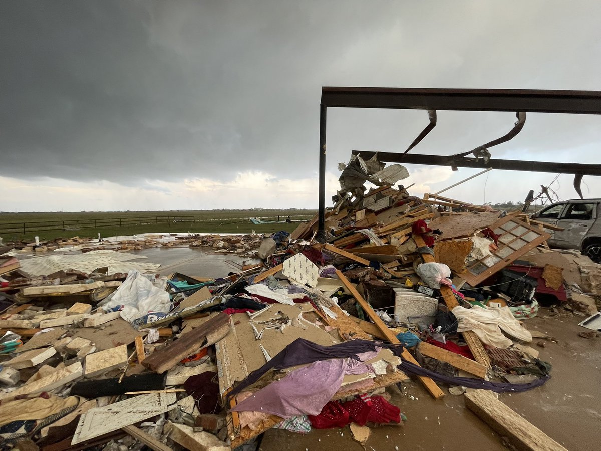 Bradye_McQueen's tweet image. My cousin’s house completely destroyed. I’ll be connecting with them ASAP this morning after I get my kids off to school, and I’ll be sharing their needs and any updates I can. Thanks everyone for your love and support, especially @FreddyMcKinneyR &amp;amp;