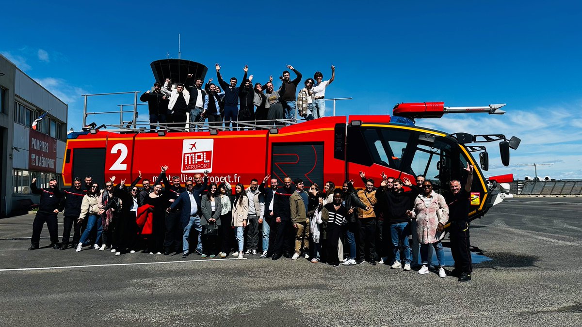 Aujourd'hui nous avons eu le plaisir de recevoir des élèves de @Montpellier_BS L'équipe communication de l'aéroport leur a fait une présentation de l'activité de #mplaeroport , puis les élèves ont été au SSLIA voir les pompiers d'aéroport🚒 Nous vous souhaitons un bon weekend😀