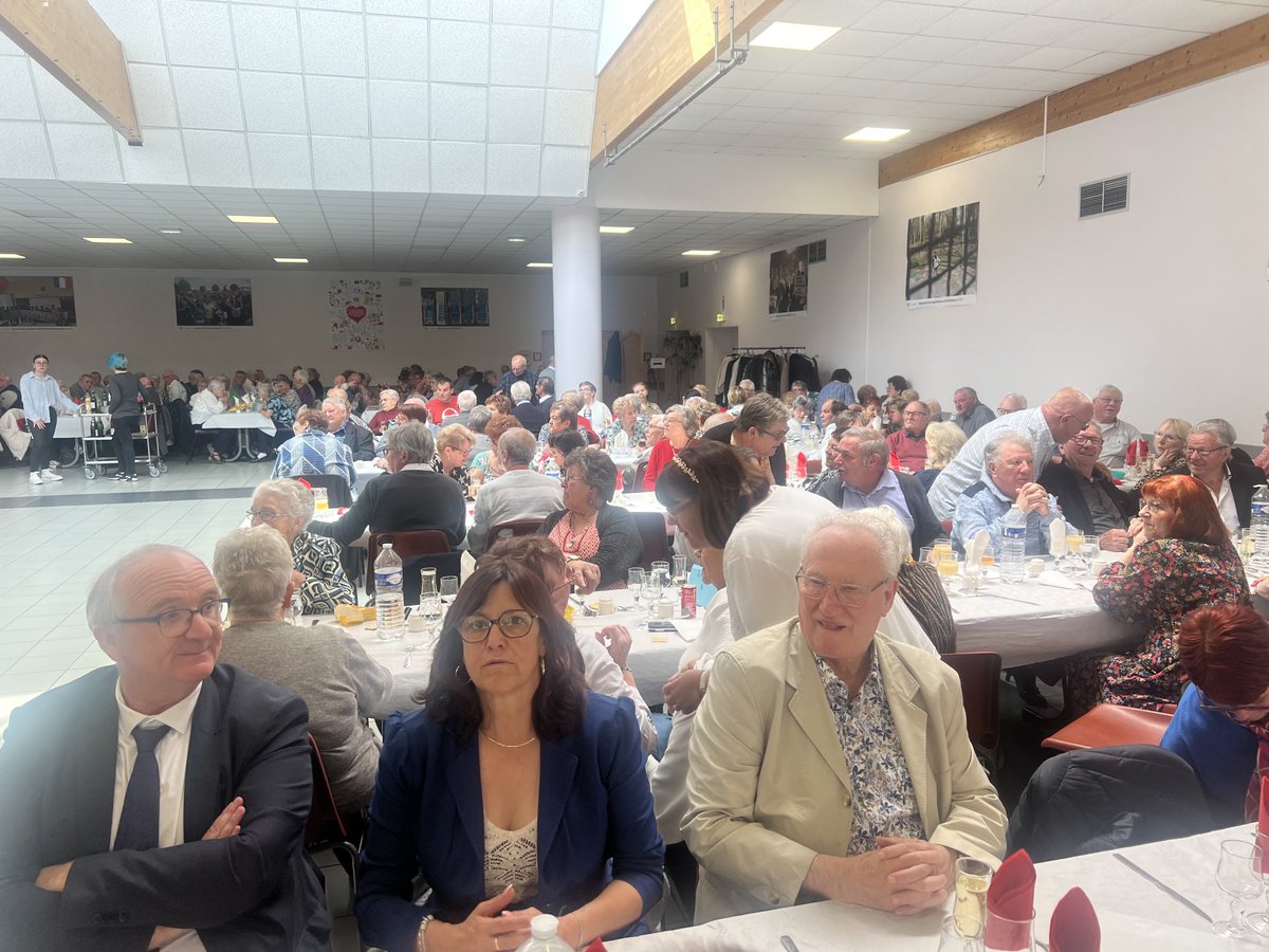 Avec notre maire ⁦@JeanLETOQUART⁩ les élus avionnais et notre député ⁦@jeanmarctellier⁩ au repas des anciens. Beaucoup de bonheur de se retrouver.