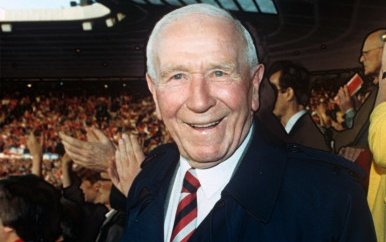 #OnThisDay 3rd of May 1993:

Sir Matt Busby beaming with pride as Manchester United won their first league title in 26 years.

I just pray Sir Alex has enough years left in him to see us win it again🙏