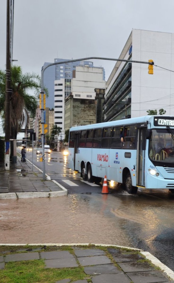 📷 IMAGEM | Do lado do muro da Mauá no Porto há uma grande enchente. No outro lado do muro, na Avenida Mauá há no momento pouco acúmulo de água. 📷 @fernao_berthold