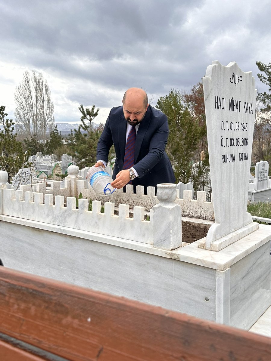 Vefatlarının Yıl dönümünde muhterem Hacı Babama ve Hacı Anama Rabbimden rahmet ve mağfiret niyaz ediyorum. Ruhları şaad, mekanları cennet olsun inşAllah.