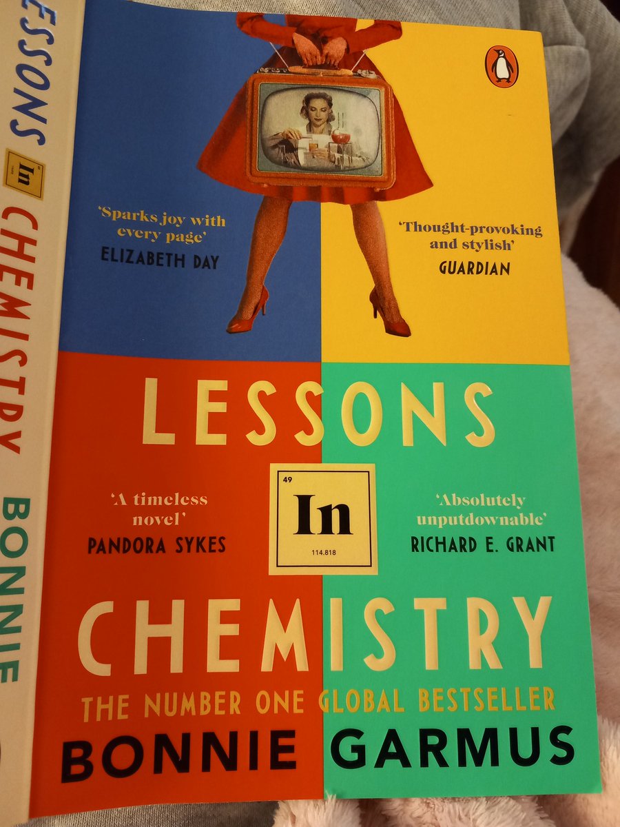 Sono solo alla fine di pagina 2 e vorrei piangere a fiotti.
#lessonsinchemistry #BonnieGarmus
