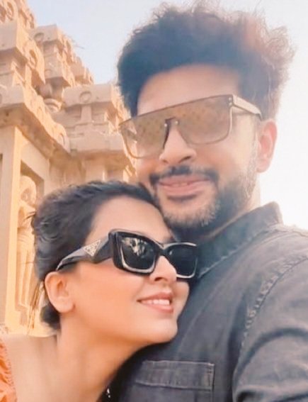 Hey @kkundrra @itsmetejasswi 
No one is bad it's just the situation where everyone wants anyhow an upper hand.
APOLOGIZING to you and your family on behalf of all of your fans.Please avoid everything.
Stay in your Happy place & Sorry Again🙏 #Tejran
#TejasswiPrakash #KaranKundrra