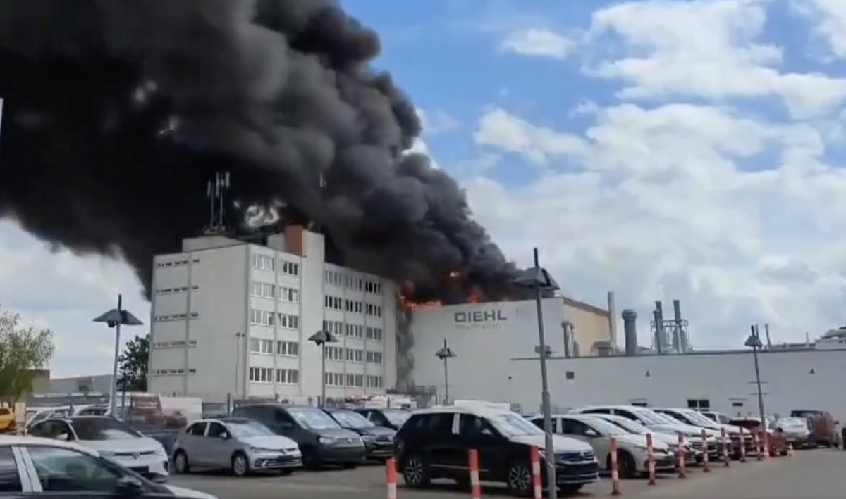 The #Diehl factory, burning in Berlin, was NOT producing any kind of weapons. Calm down.