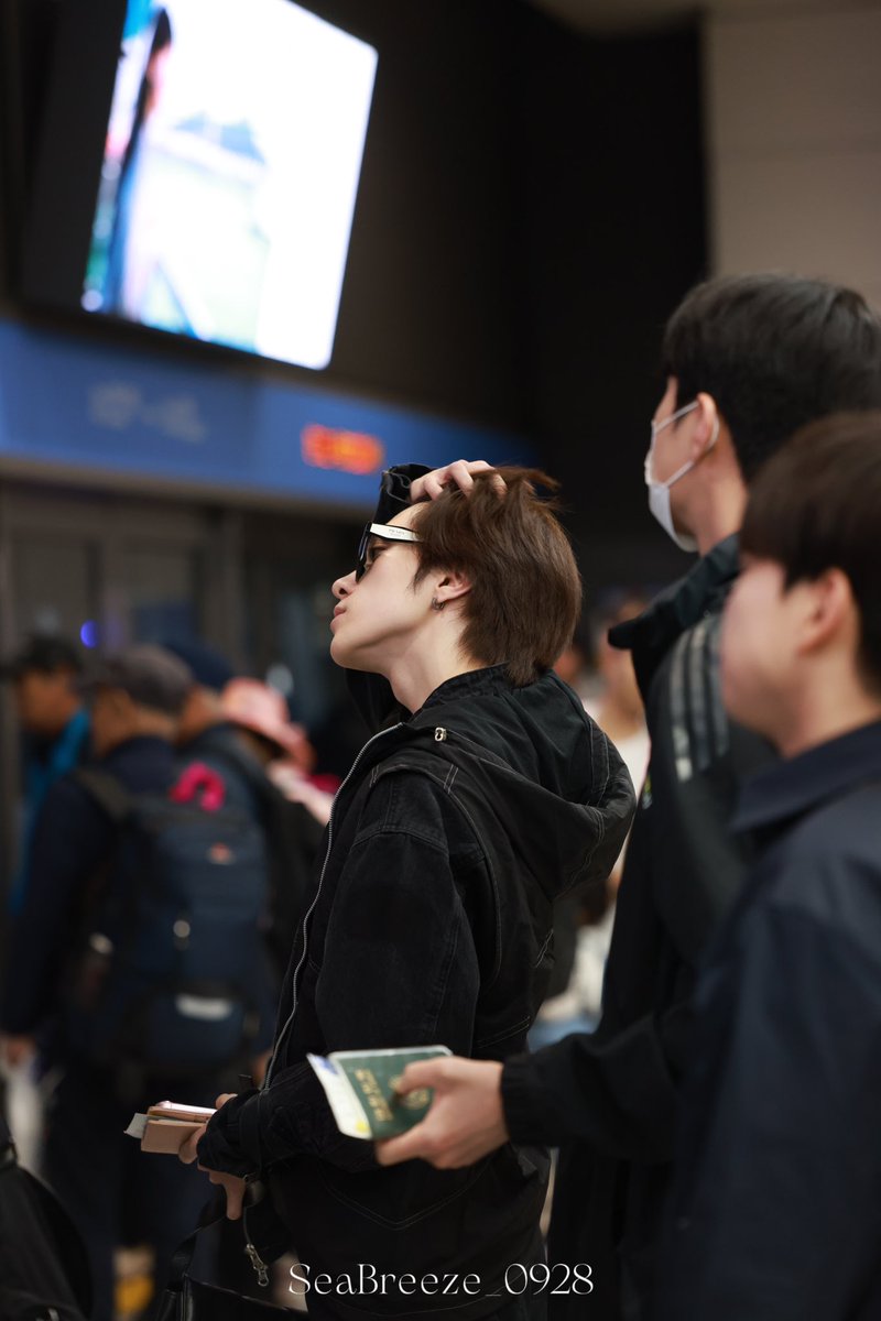 240503 ICN🛬
I cut myself looking at your jawline🥺
·
#HENDERY #黄冠亨 #헨드리 
#威神V #WeishenV #WayV