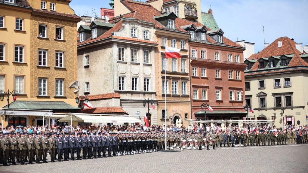 🇵🇱 W Warszawie na Placu Zamkowym wiceminister @czeslawmroczek uczestniczył dziś w uroczystościach państwowych z okazji Narodowego Święta Trzeciego Maja 🇵🇱