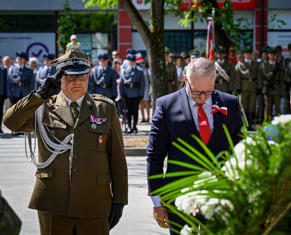 Święto Konstytucji 3 Maja - dzień patriotycznych uroczystości przypominających o dokumencie, który 233 lata temu uchwalił Sejm Czteroletni. Dowódca #bursztynowadywizja gen. dyw. Wojciech ZIÓŁKOWSKI wziął udział w uroczystościach, które odbyły się na Placu Konsulatu. 📸 16 DZ