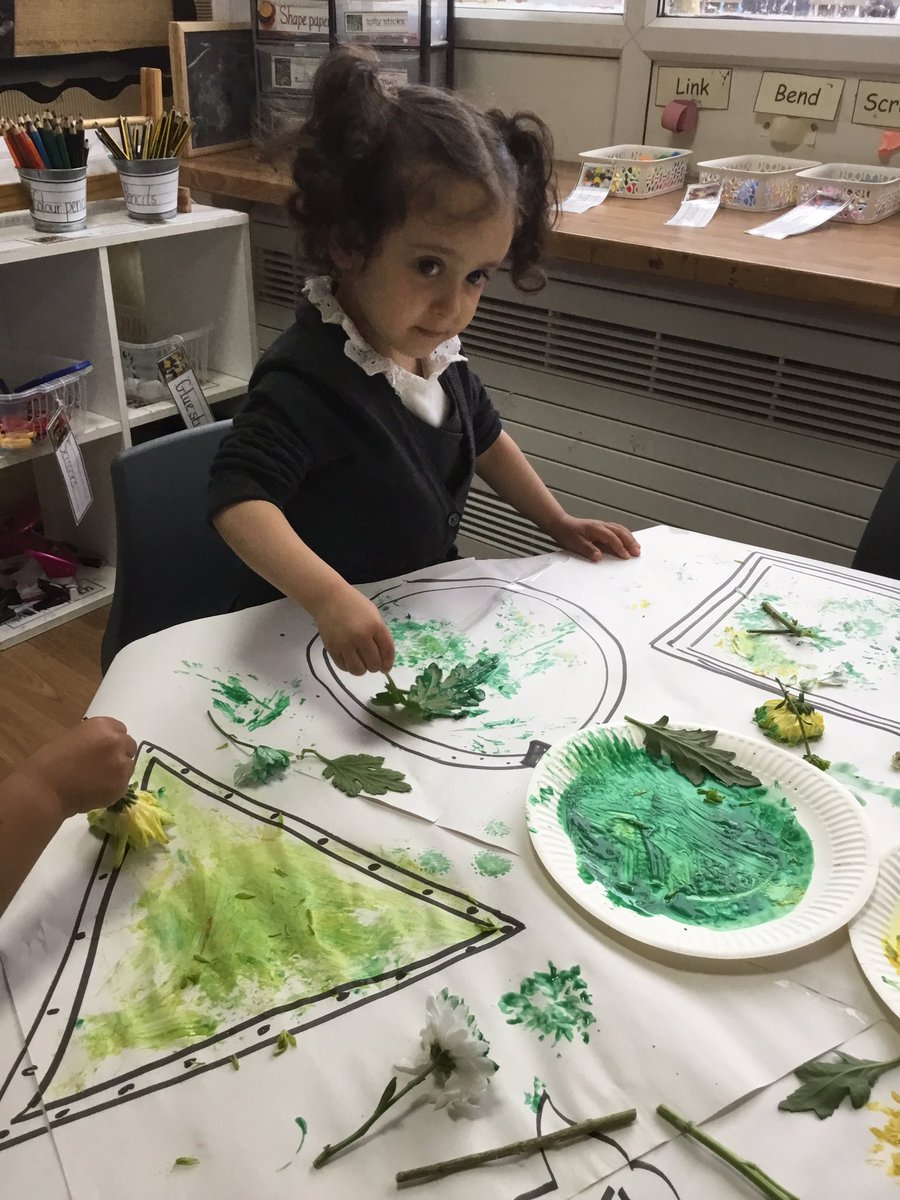 NurserySilas's tweet image. Nursery have been using different parts of a flower to make marks and print! 🌸 🌺 #makingmarks #prints #flowers @stsilasschool @RainbowEduMAT