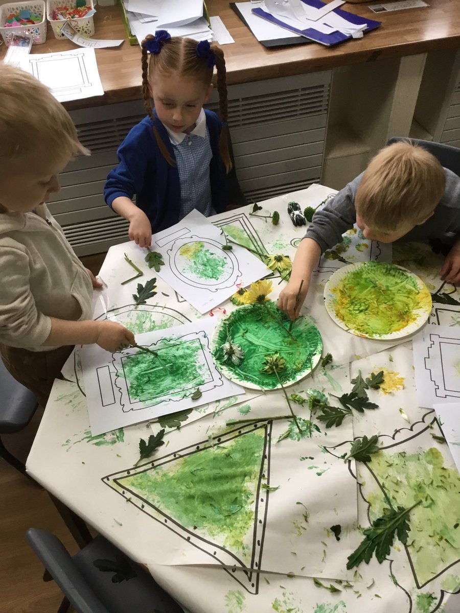 NurserySilas's tweet image. Nursery have been using different parts of a flower to make marks and print! 🌸 🌺 #makingmarks #prints #flowers @stsilasschool @RainbowEduMAT