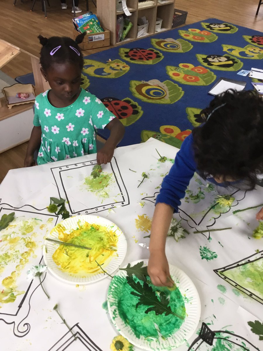 NurserySilas's tweet image. Nursery have been using different parts of a flower to make marks and print! 🌸 🌺 #makingmarks #prints #flowers @stsilasschool @RainbowEduMAT