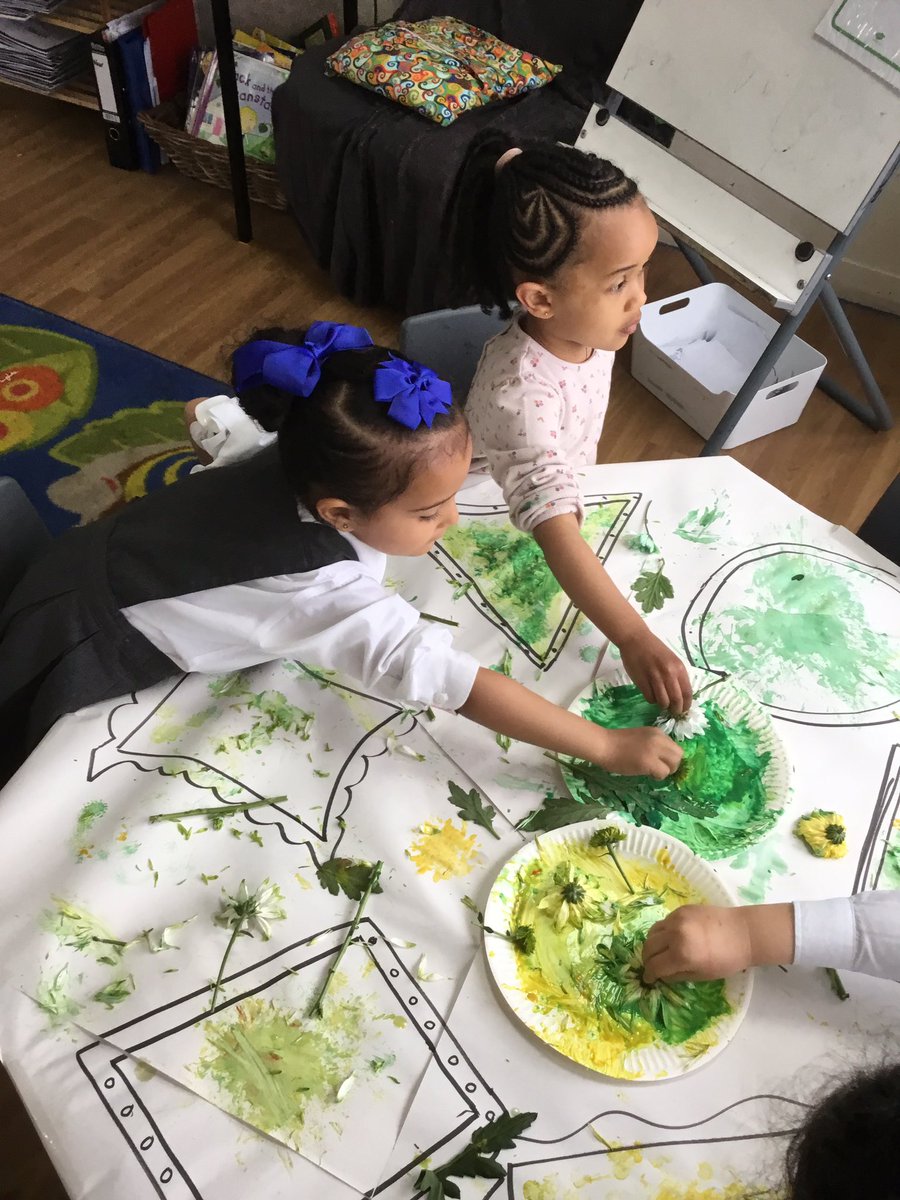 NurserySilas's tweet image. Nursery have been using different parts of a flower to make marks and print! 🌸 🌺 #makingmarks #prints #flowers @stsilasschool @RainbowEduMAT
