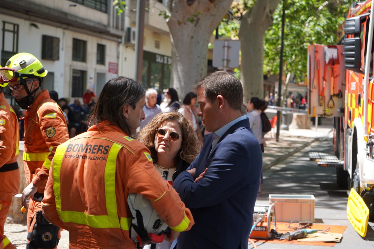 🚒 Hui ha tingut lloc un simulacre d'emergències a l'Albereda de Xàtiva. 👮‍♀️ Han participat el SES (Servei d'Emergències Sanitàries), la Policia Local de Xàtiva, la Policia Nacional, la Guàrdia Civil i els Bombers.