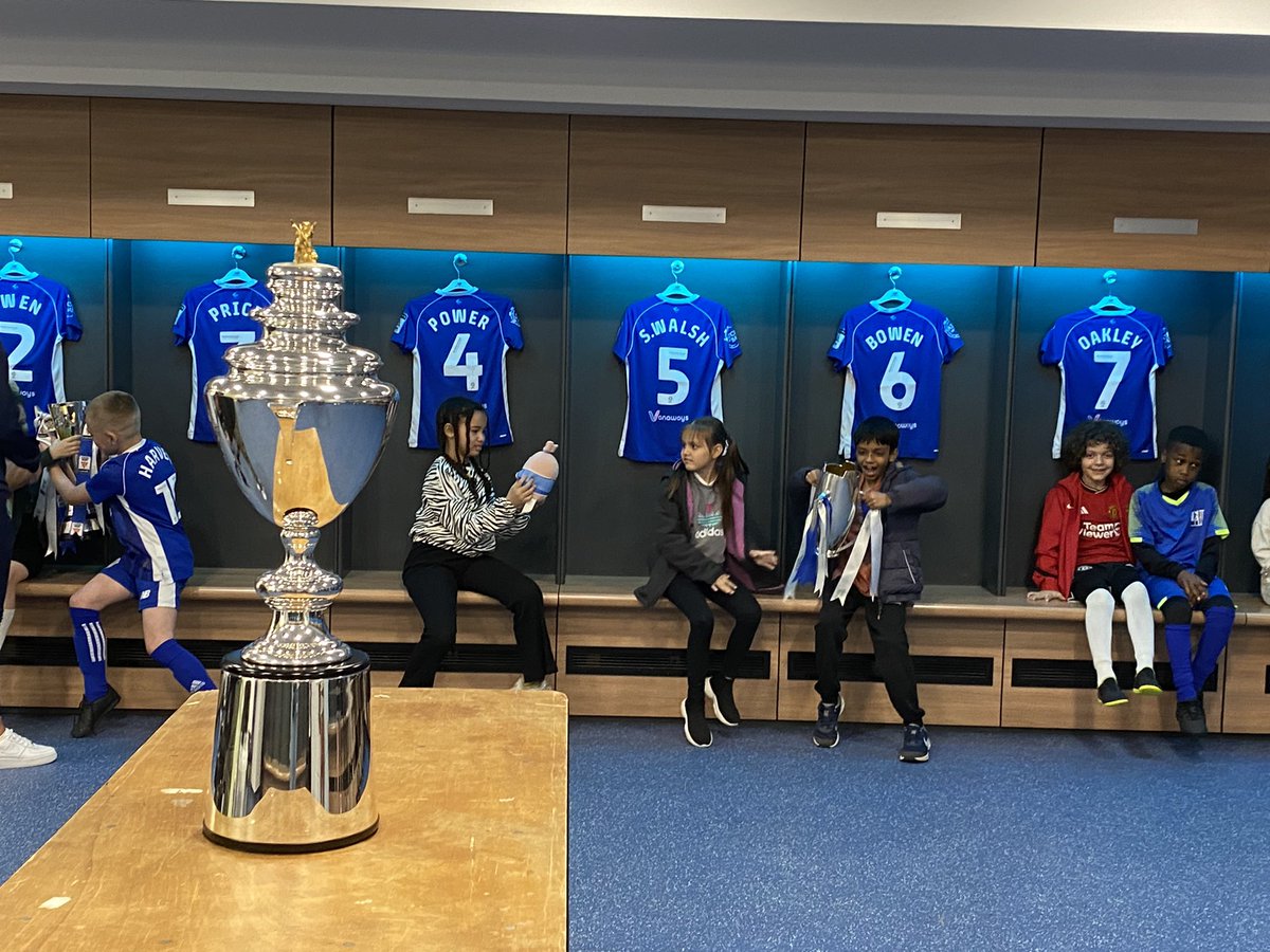 We've had the most amazing morning at @CardiffCityFC Stadium! Thank you for having us @CCFC_Foundation The children are very excited to cheer on @RhiRhioakley and the rest of @CardiffCityFCW this Sunday! ⚽️💙