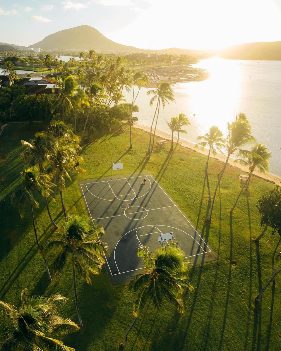Yes, this court is real. 🌴

📍Oahu, Hawaii 🇺🇸

📸 IG/_adamdesjardins